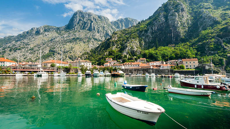Fjordlik natur, hamn och berg i Kotor, Montenegro.